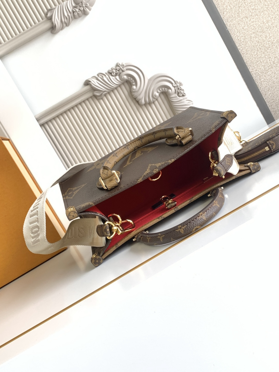 Louis Vuitton Handbag M46373