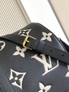 Louis Vuitton Handbag M46670