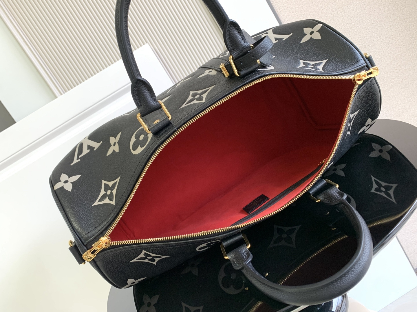 Louis Vuitton Handbag M46670