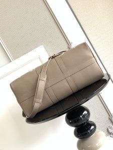 Louis Vuitton Handbag M46670 in Grey