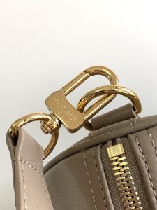 Louis Vuitton Handbag M46670 in Grey