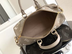Louis Vuitton Handbag M46670 in Grey