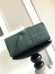 Louis Vuitton Handbag M24440