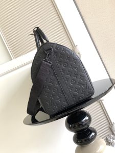 Louis Vuitton Handbag M44810
