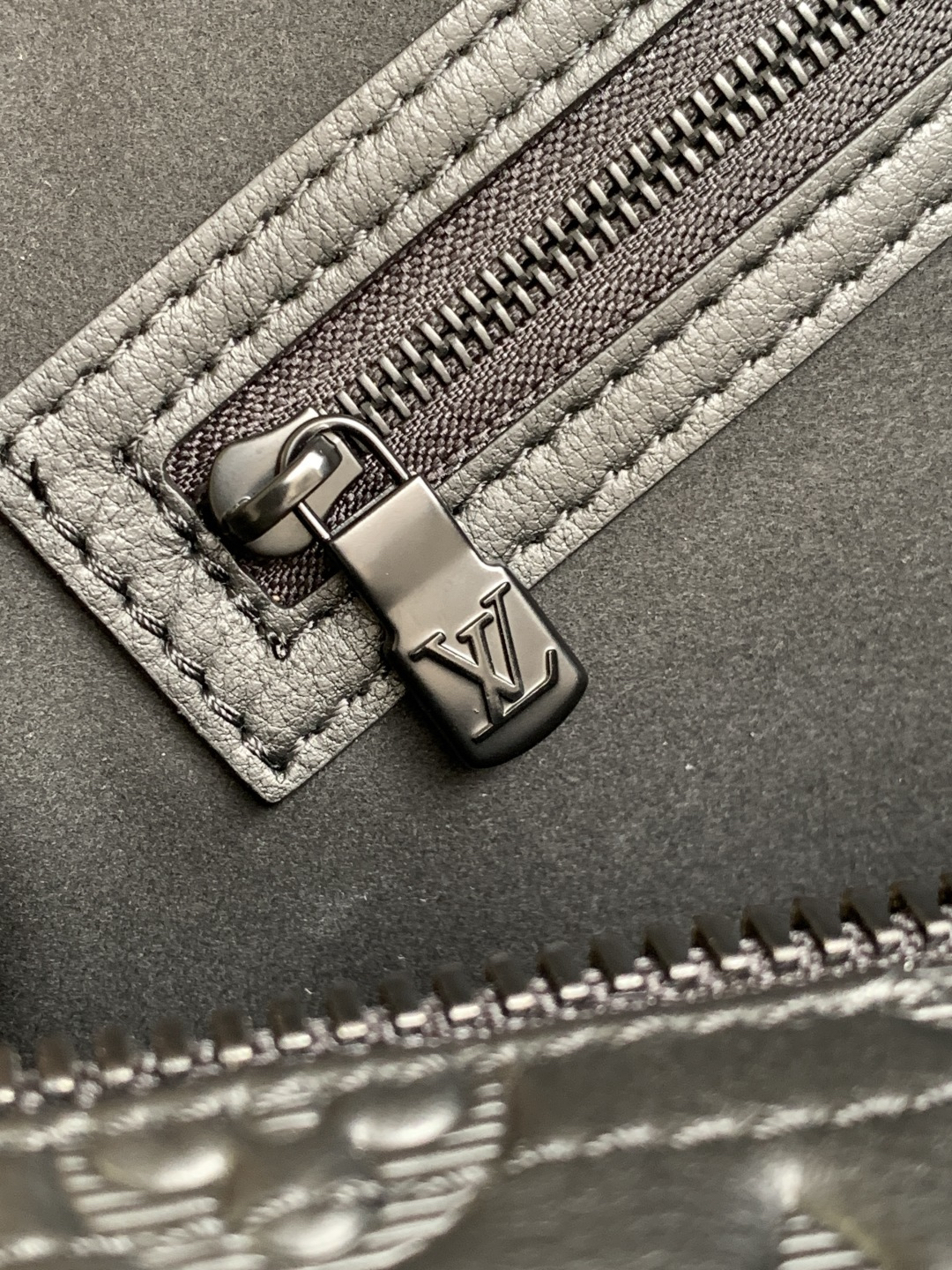 Louis Vuitton Handbag M44810