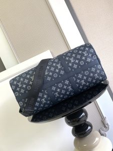 Louis Vuitton Handbag M24953
