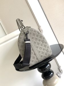 Louis Vuitton Handbag M46117