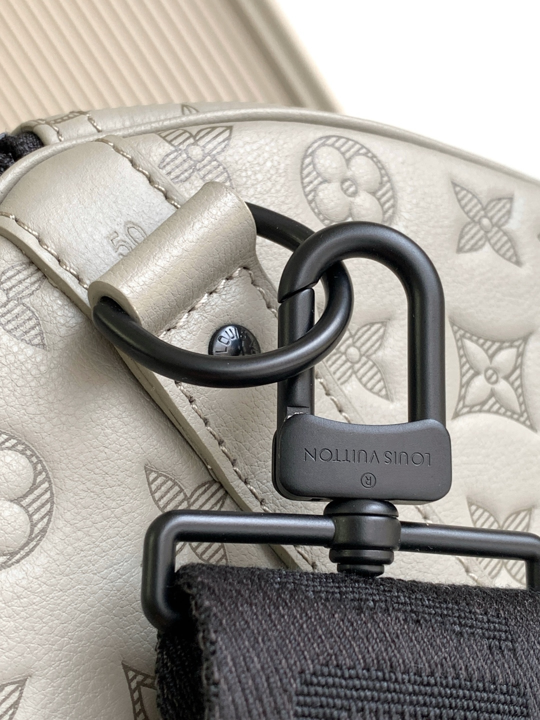 Louis Vuitton Handbag M46117