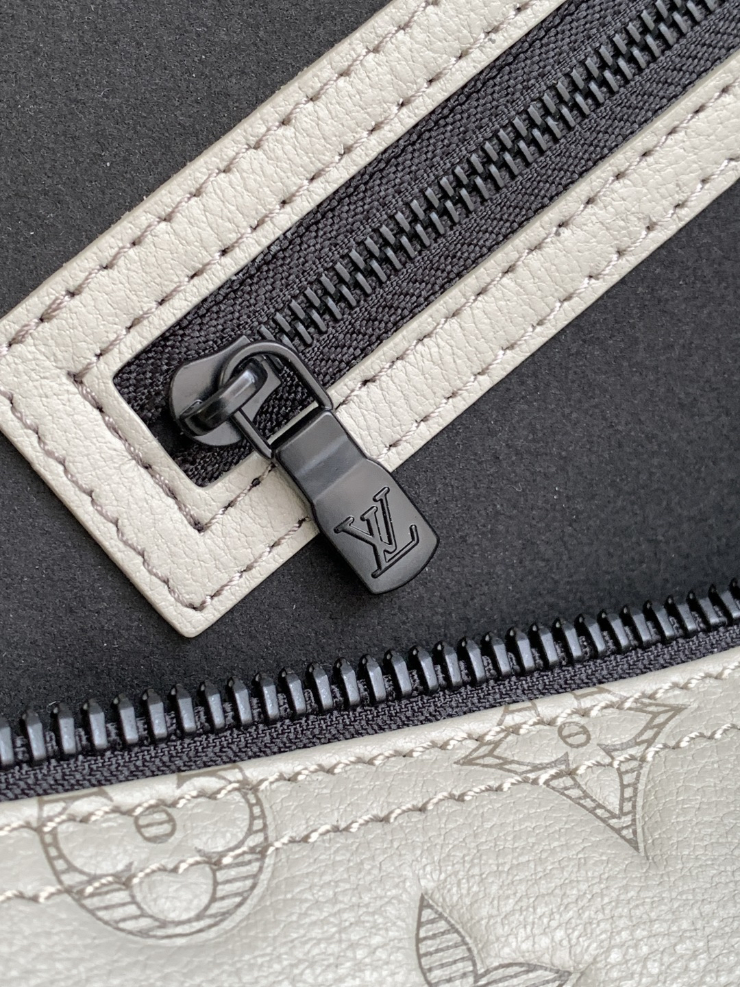 Louis Vuitton Handbag M46117