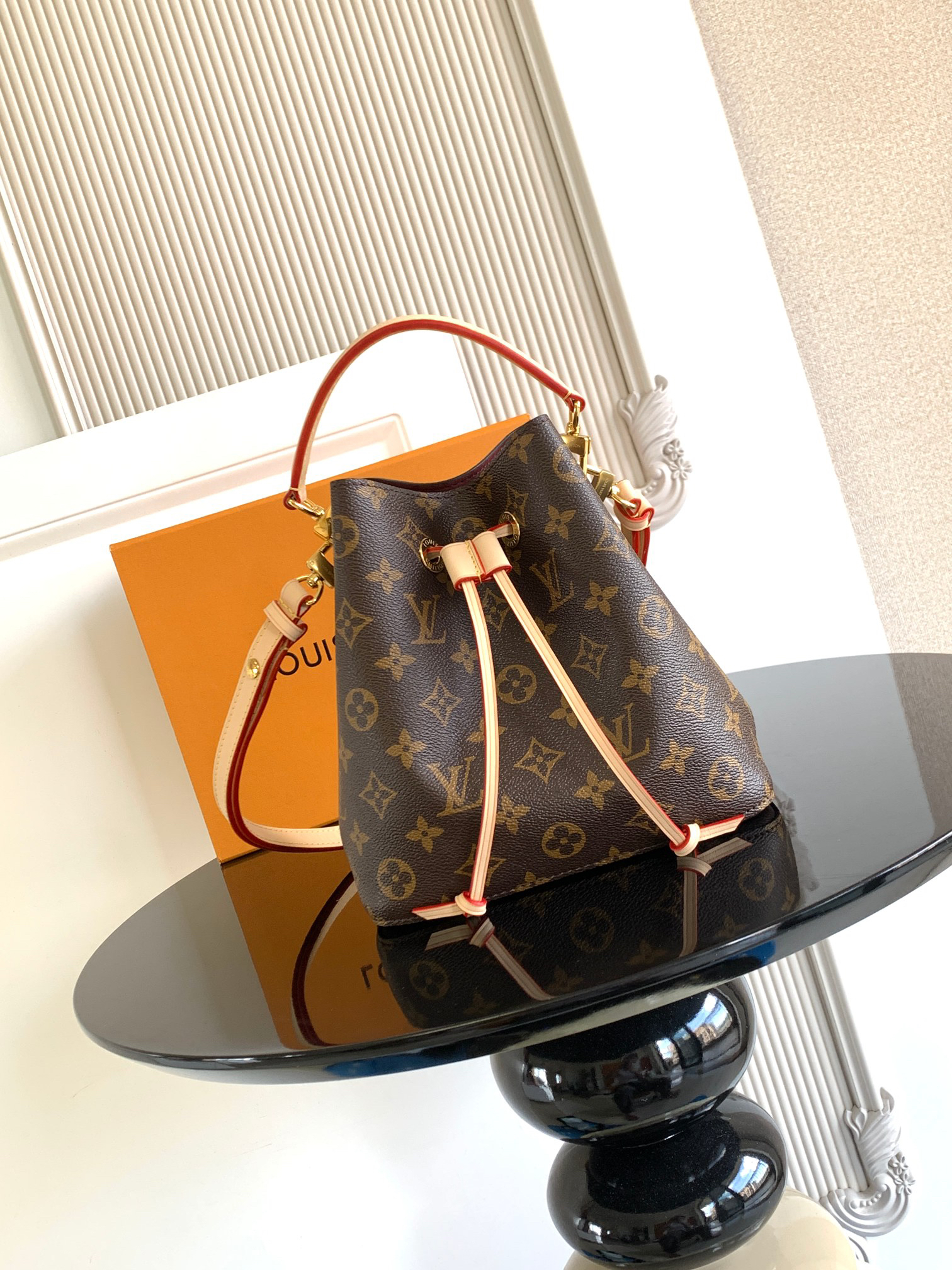 Louis Vuitton Handbag M46581