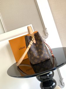 Louis Vuitton Handbag M46581
