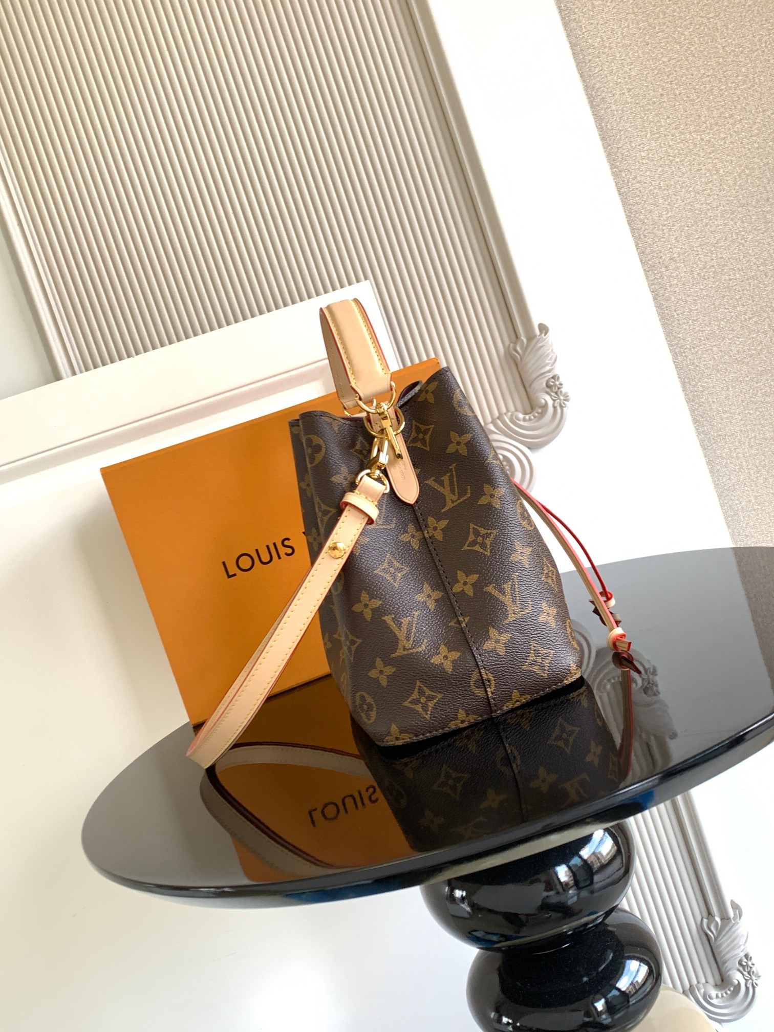 Louis Vuitton Handbag M46581