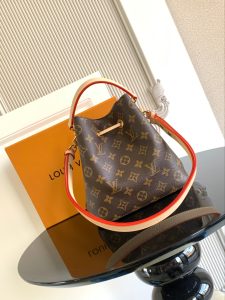 Louis Vuitton Handbag M46581