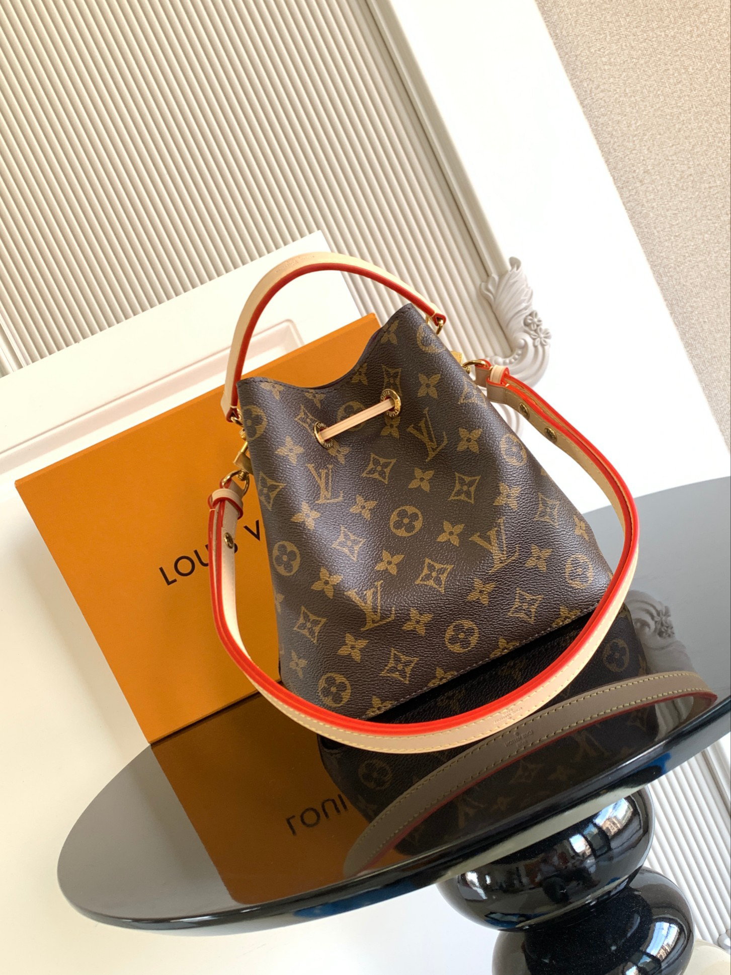 Louis Vuitton Handbag M46581