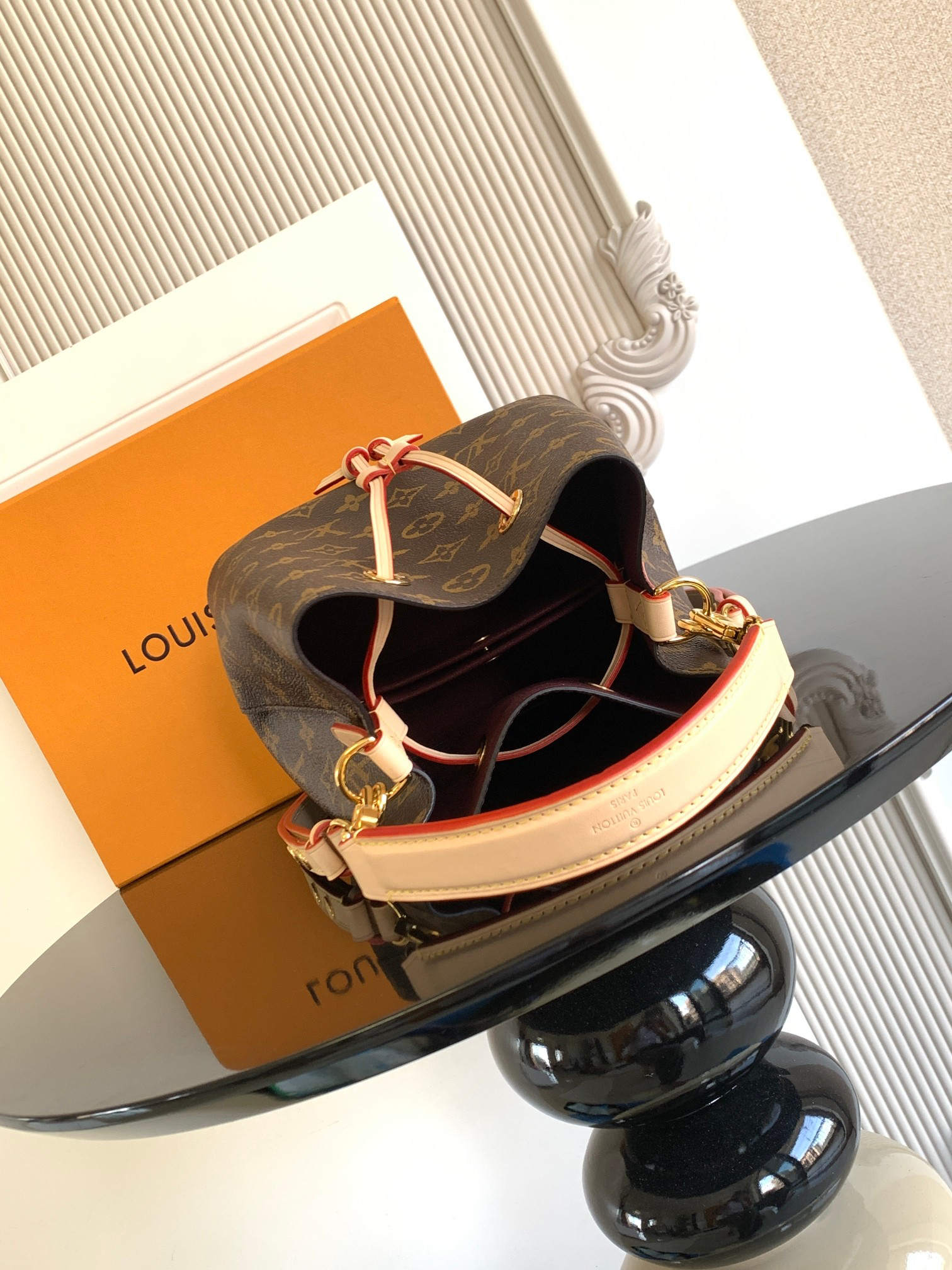 Louis Vuitton Handbag M46581