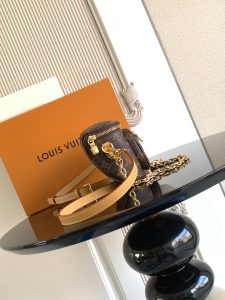 Louis Vuitton Waist Bag M82335