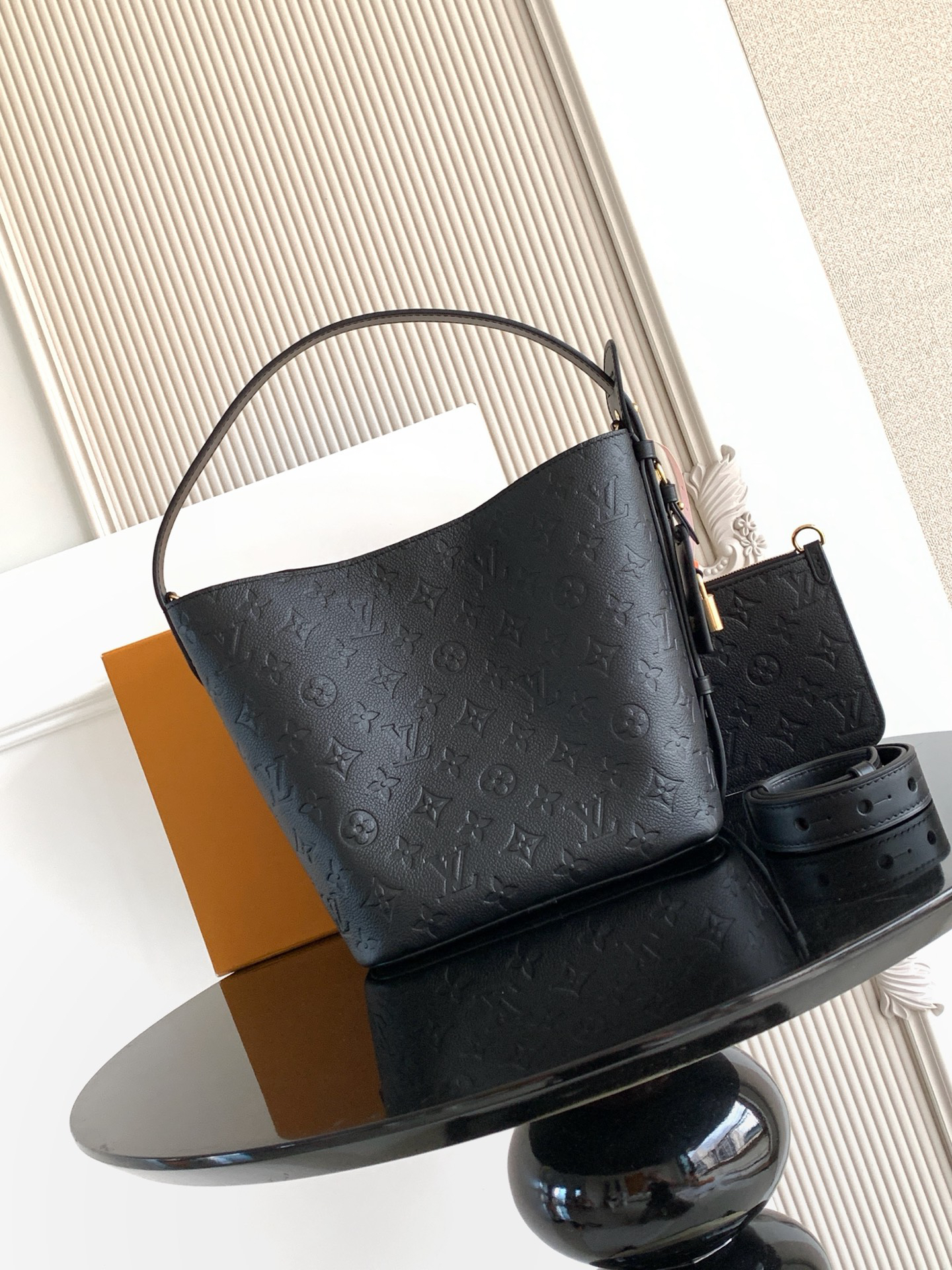 Louis Vuitton Bucket Bag M29090