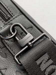 Louis Vuitton Messenger Bag M28785