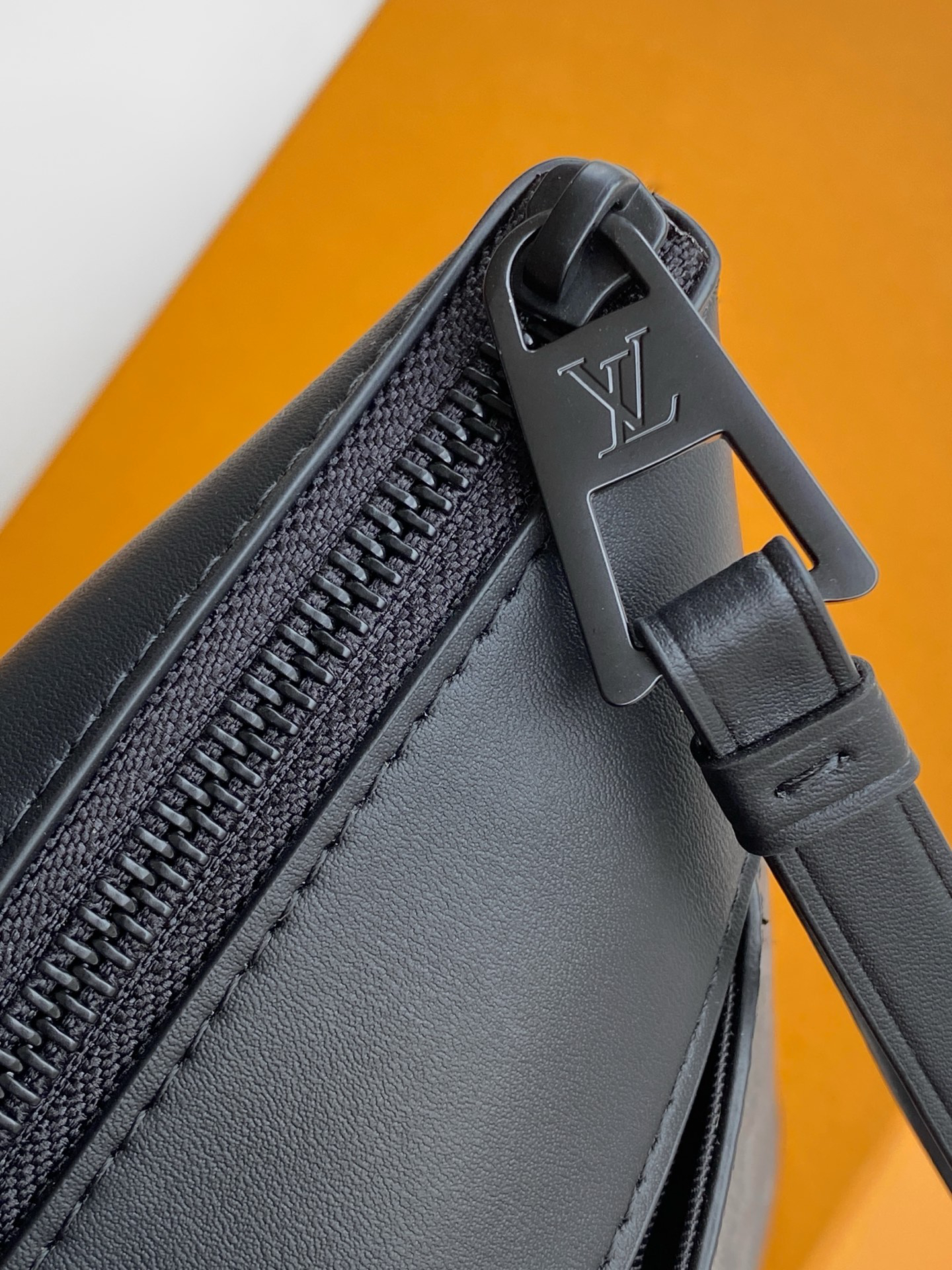 Louis Vuitton Handbag M82543