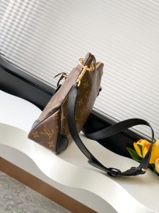 Louis Vuitton Shoulder Bag M45353