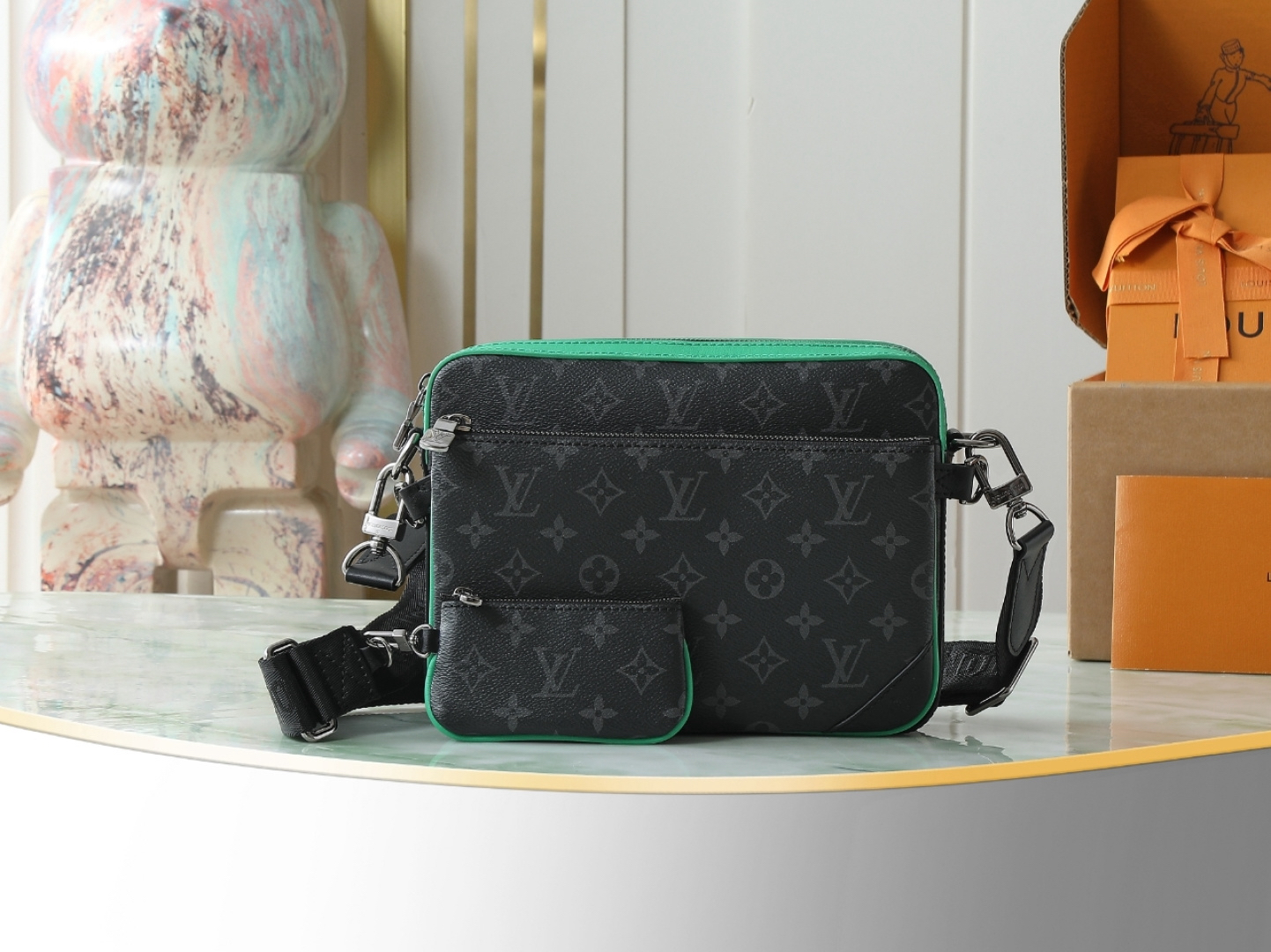 Louis Vuitton Messenger Bag M26052