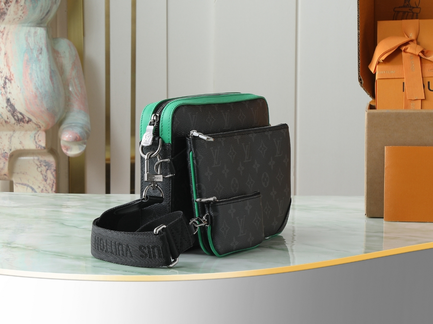 Louis Vuitton Messenger Bag M26052
