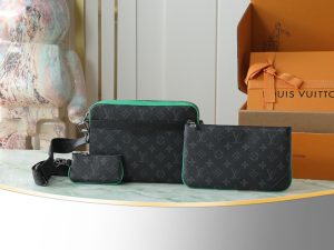 Louis Vuitton Messenger Bag M26052