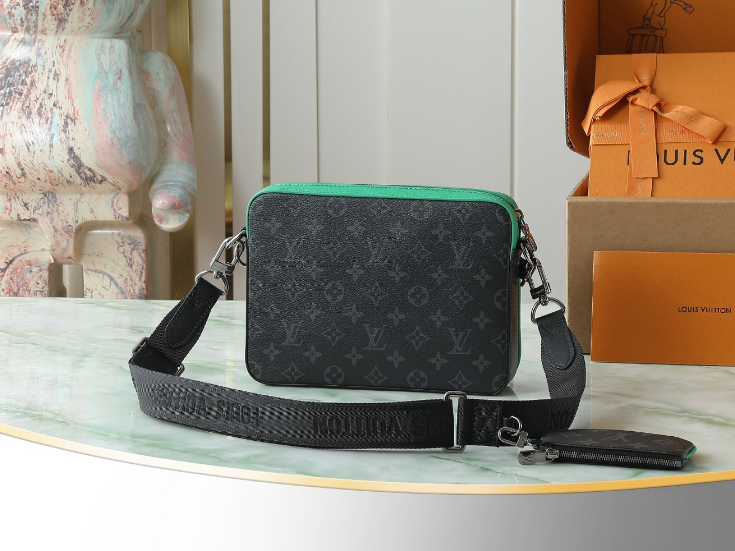 Louis Vuitton Messenger Bag M26052