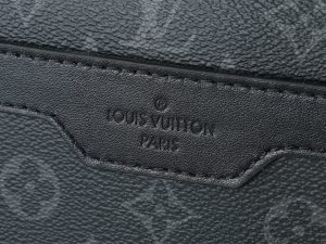 Louis Vuitton Messenger Bag M26052
