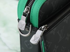 Louis Vuitton Messenger Bag M26052