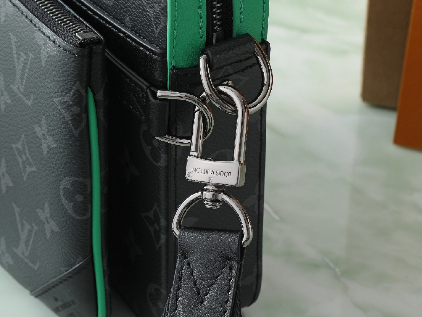 Louis Vuitton Messenger Bag M26052