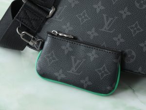 Louis Vuitton Messenger Bag M26052