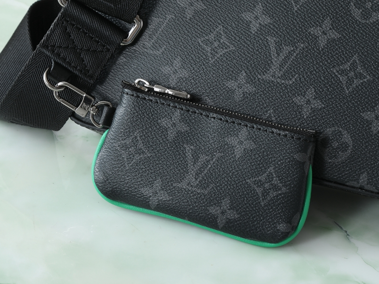 Louis Vuitton Messenger Bag M26052
