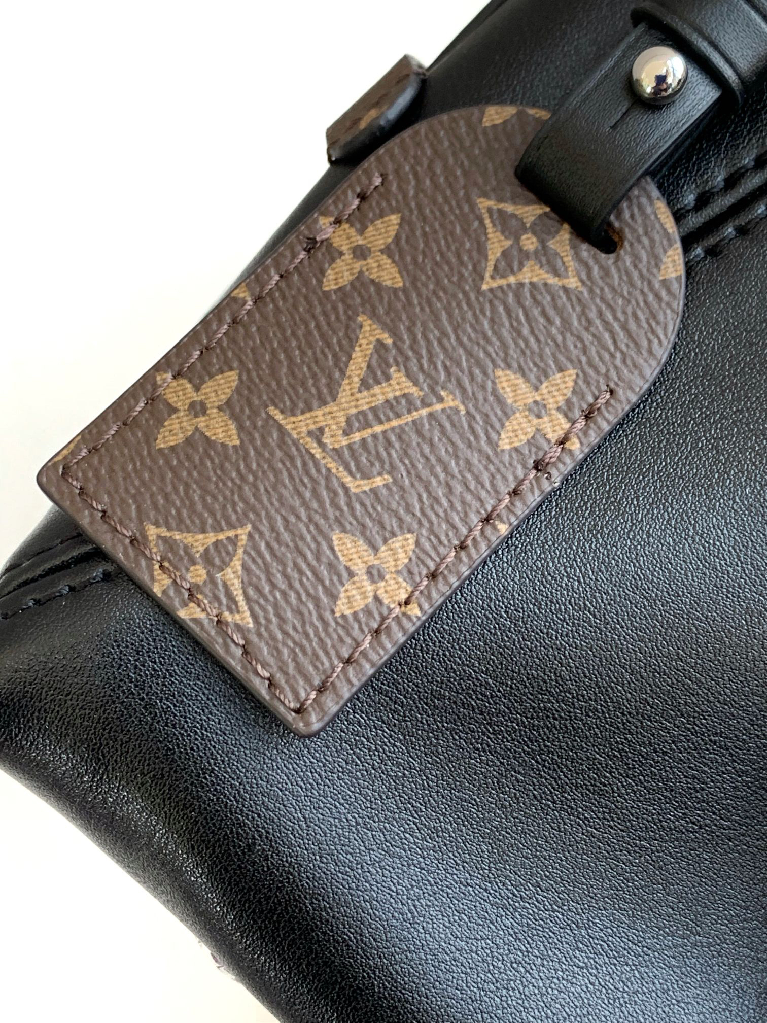 Louis Vuitton Card Holder M12888