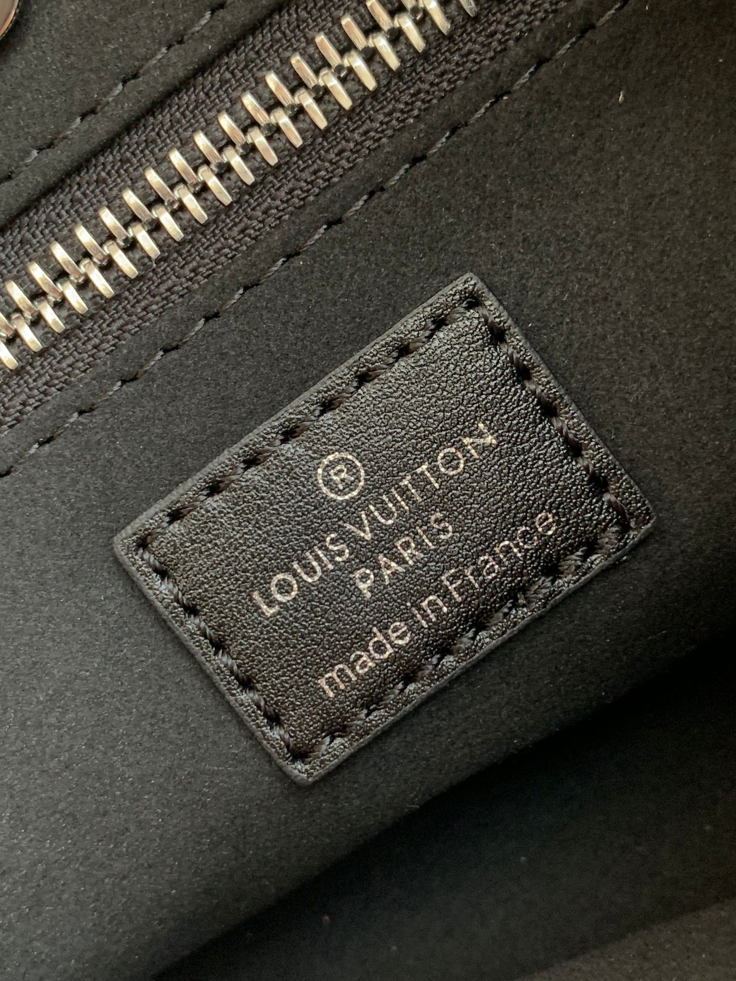 Louis Vuitton Card Holder M12888