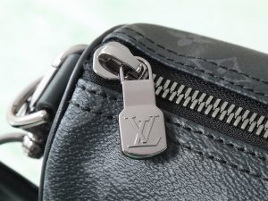Louis Vuitton Handbag M25885
