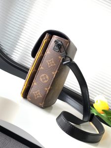 Louis Vuitton Shoulder Bag M82535