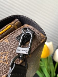 Louis Vuitton Shoulder Bag M82535