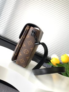 Louis Vuitton Shoulder Bag M81522