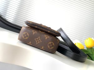Louis Vuitton Shoulder Bag M81522