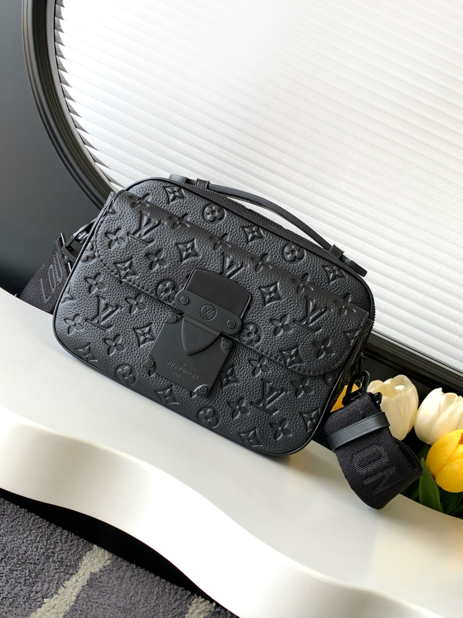 Louis Vuitton Messenger Bag M58489 in Black