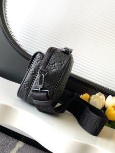 Louis Vuitton Messenger Bag M58489 in Black