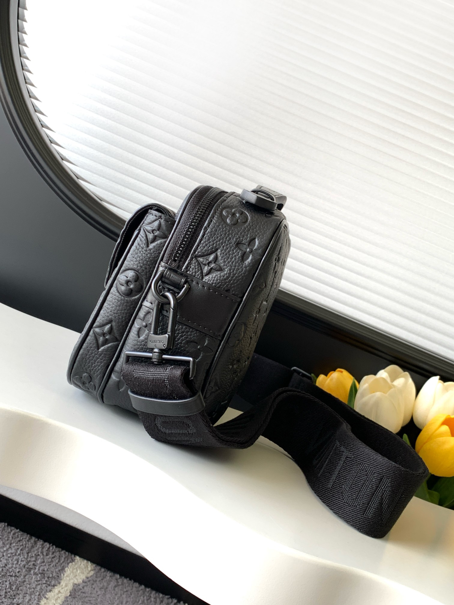 Louis Vuitton Messenger Bag M58489 in Black