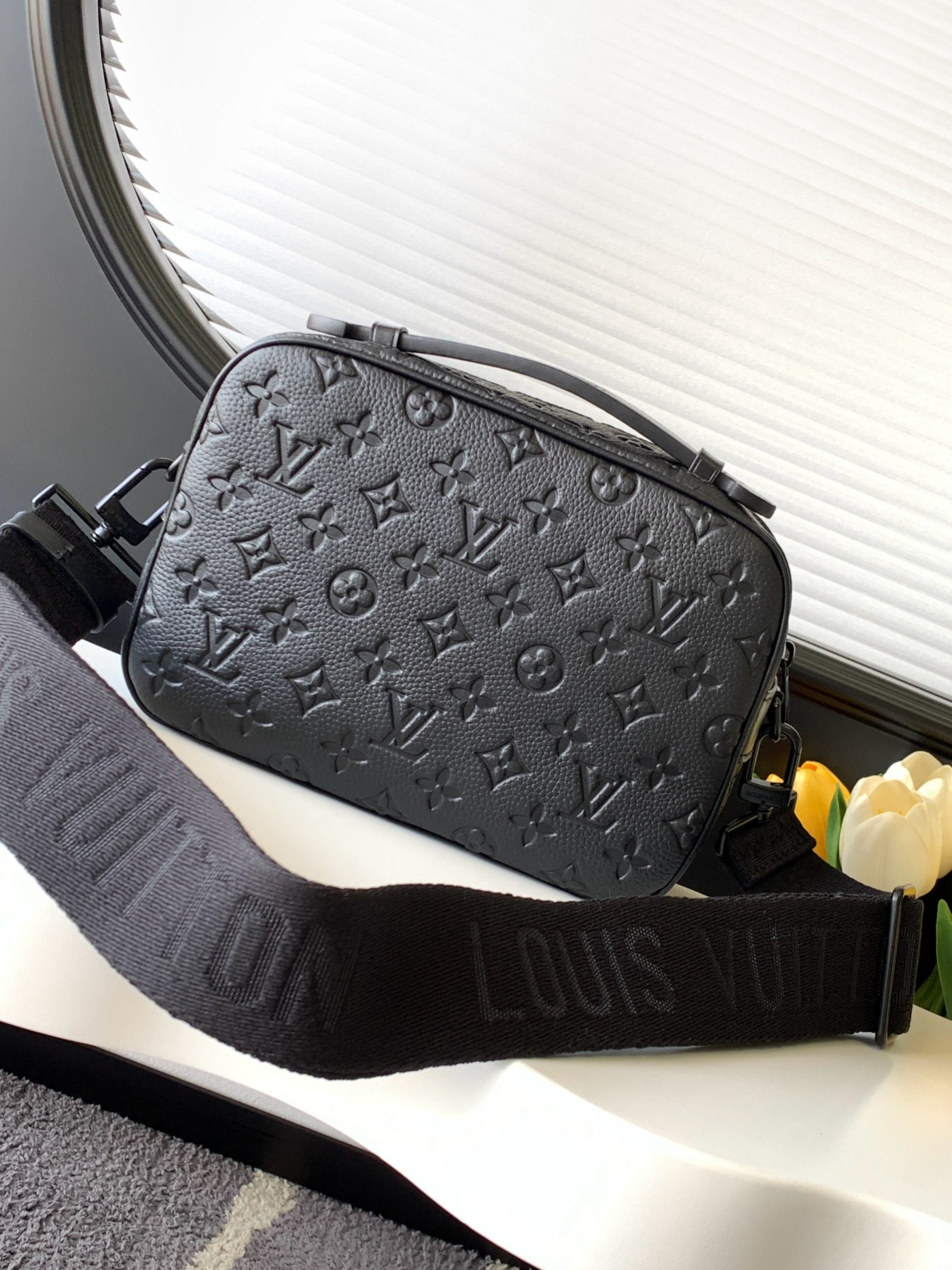 Louis Vuitton Messenger Bag M58489 in Black