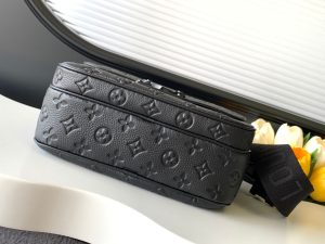 Louis Vuitton Messenger Bag M58489 in Black