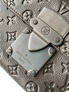 Louis Vuitton Messenger Bag M58489 in Black