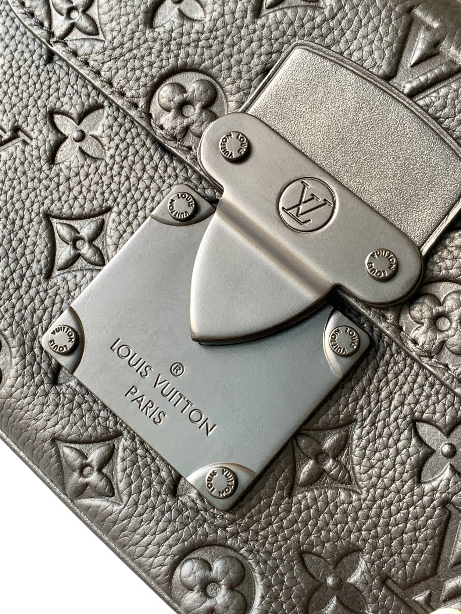 Louis Vuitton Messenger Bag M58489 in Black