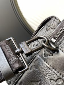 Louis Vuitton Messenger Bag M58489 in Black