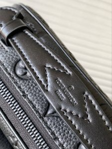 Louis Vuitton Messenger Bag M58489 in Black