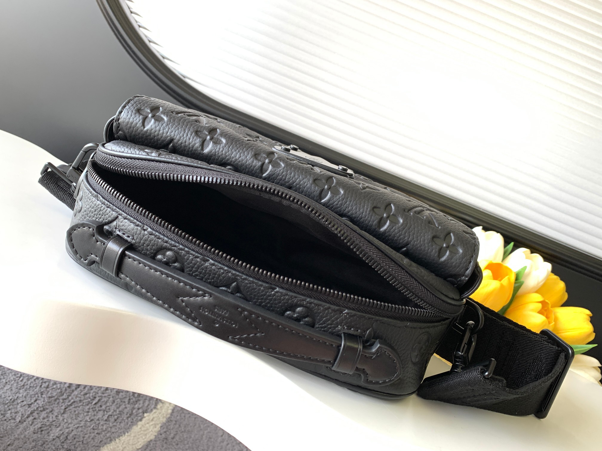 Louis Vuitton Messenger Bag M58489 in Black